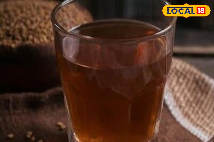 চা খাওয়ার পর টি ব্যাগ জলে ভিজিয়ে নিন। রাত জোগে পড়াশোনা, পার্টি, কিম্বা খেলা দেখার পর ক্লান্ত লাগলে ওই টি ব্যাগটিকে জল থেকে নিয়ে চোখে দিলে মিলতে পারে আরাম। বলা হয়, নিয়মিত ব্যবহারে কমে চোখের নিচের কালো দাগ।