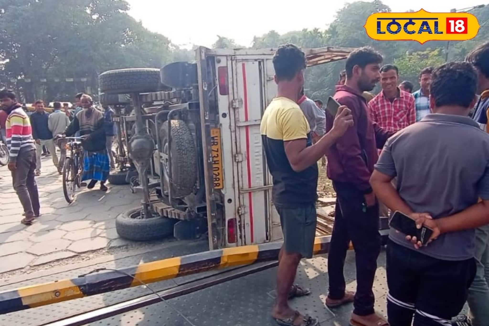 ধূপগুড়িতে রেলগেট ভেঙে পিকআপ ভ্যান উল্টে, আধ ঘণ্টা আটকে থাকে রাজধানী এক্সপ্রেস