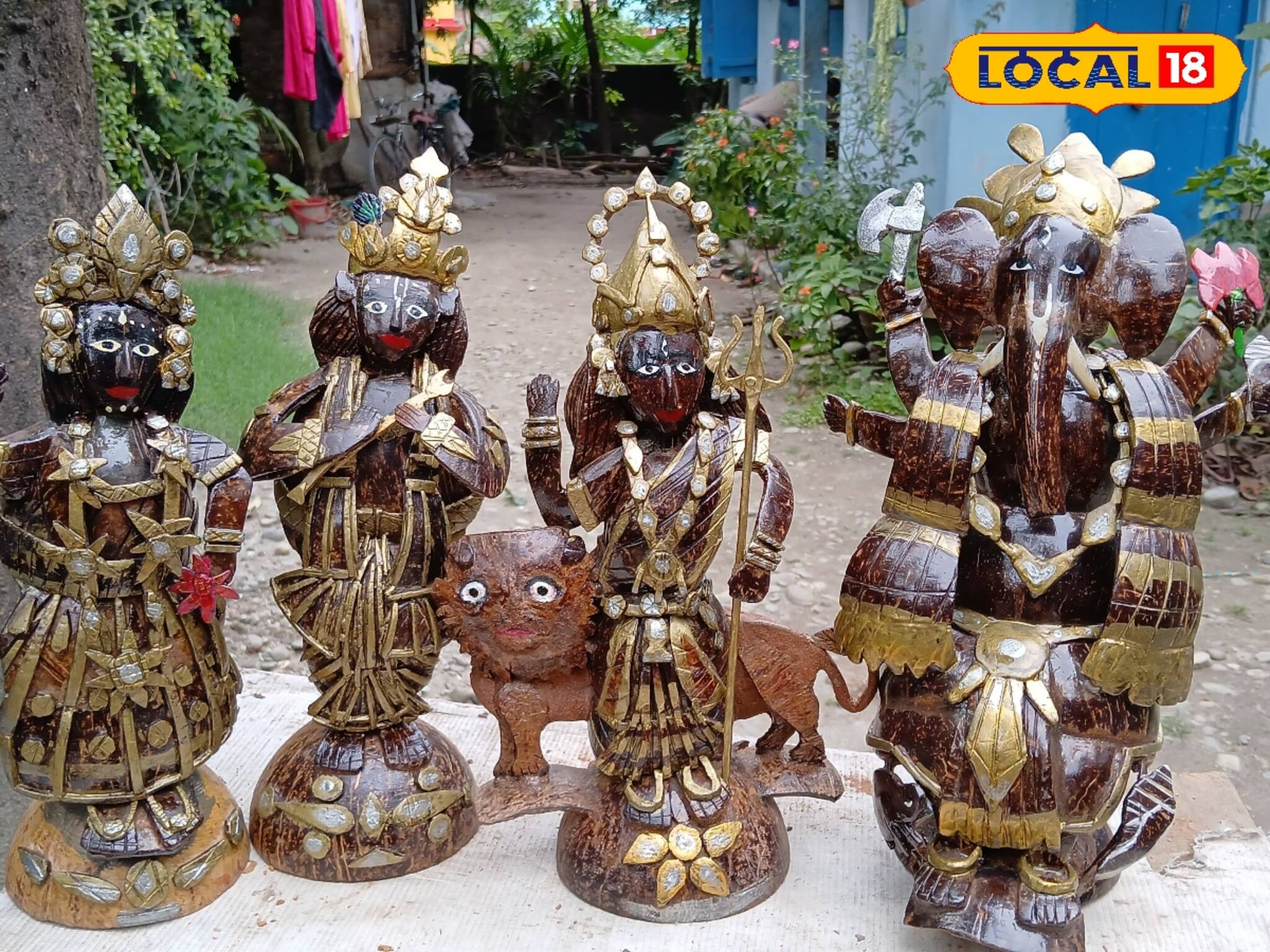 নারকেলের খোল দিয়ে ভাস্কর্য বানিয়ে সবাইকে অবাক করছেন মহেশবাবু 