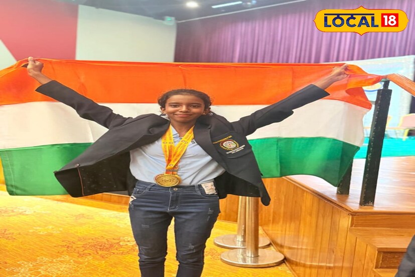 বাবা পুরসভার অস্থায়ী কর্মী, সিঙ্গাপুরে দশম যোগা প্রতিযোগিতায় চারটি সোনা জয়ী মেয়ের। গত ৬ জানুয়ারি থেকে ৮ই জানুয়ারি দশম যোগা প্রতিযোগিতার আয়োজন করা হয়েছিল সিঙ্গাপুরের। সেখানে চারটি ইভেন্টে সোনা ও একটি ইভেন্টে ব্রোঞ্জ জেতে হুগলির মানকুন্ডুর দু'নম্বর মহাডাঙ্গার সৃজা সাহা। বাবা পুরসভার অস্থায়ী কর্মী, সিঙ্গাপুরে দশম যোগা প্রতিযোগিতায় চারটি সোনা জয়ী মেয়ের। গত ৬ জানুয়ারি থেকে ৮ই জানুয়ারি দশম যোগা প্রতিযোগিতার আয়োজন করা হয়েছিল সিঙ্গাপুরের। সেখানে চারটি ইভেন্টে সোনা ও একটি ইভেন্টে ব্রোঞ্জ জেতে হুগলির মানকুন্ডুর দু'নম্বর মহাডাঙ্গার সৃজা সাহা।