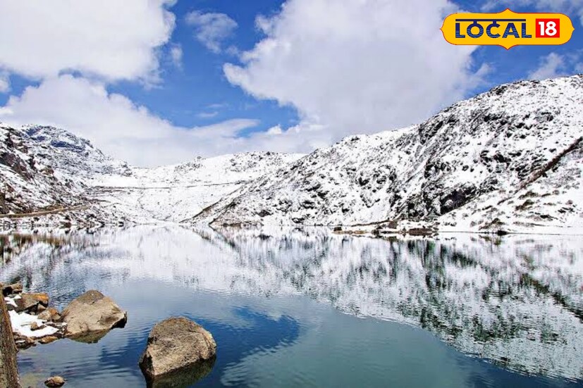 শীতকালের আসল সৌন্দর্য অনুভব করতে চান? তাহলে পূর্ব সিকিমের আইকনিক সোমগো হ্রদে চলে আসুন, যেখানে প্রকৃতির শ্রেষ্ঠ নিদর্শন প্রত্যক্ষ করা সম্ভব। এই হ্রদ বর্তমানে বরফে পরিণত হতে শুরু করেছে, যা শীতের সৌন্দর্যকে আরও বাড়িয়ে দিয়েছে।