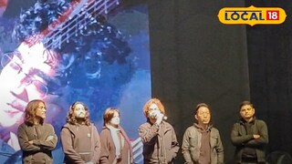 মঞ্চে ফসিলসের সদস্যরা, পিছনে চন্দ্রমৌলির ছবি