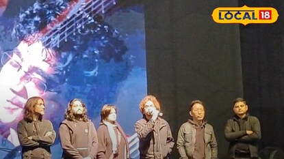 মঞ্চে ফসিলসের সদস্যরা, পিছনে চন্দ্রমৌলির ছবি