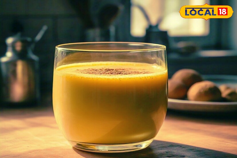 সকালে কফি খাওয়ার বদলে হলুদ মেশানো দুধ পান করতে পারেন। এই পানীয়তে অ্যান্টি-ইনফ্লেমেটরি উপাদান রয়েছে। যা ত্বকের কোষকে পুনরুজ্জীবিত করে তোলে।