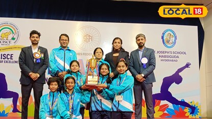 পুরস্কার হাতে মঞ্চে ঝাড়গ্রামের কন্যা আয়ুশি সুঁই