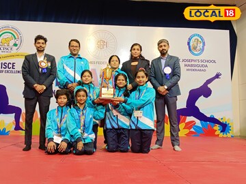 পুরস্কার হাতে মঞ্চে ঝাড়গ্রামের কন্যা আয়ুশি সুঁই
