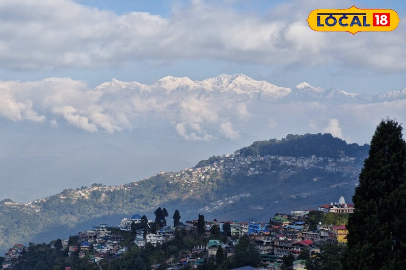 সকাল থেকে ঘন কুয়াশাচ্ছন্ন মেঘে ঢাকা আকাশ সঙ্গে চলছে ফুরফুরে ঠান্ডা বাতাস। বৃষ্টির পরেই হু হু করে কমতে শুরু করেছে পারদ, কনকনে ঠান্ডায় নাজেহাল গোটা উত্তরবঙ্গবাসী। সকাল থেকে ঘন কুয়াশাচ্ছন্ন মেঘে ঢাকা আকাশ সঙ্গে চলছে ফুরফুরে ঠান্ডা বাতাস। বৃষ্টির পরেই হু হু করে কমতে শুরু করেছে পারদ, কনকনে ঠান্ডায় নাজেহাল গোটা উত্তরবঙ্গবাসী।
