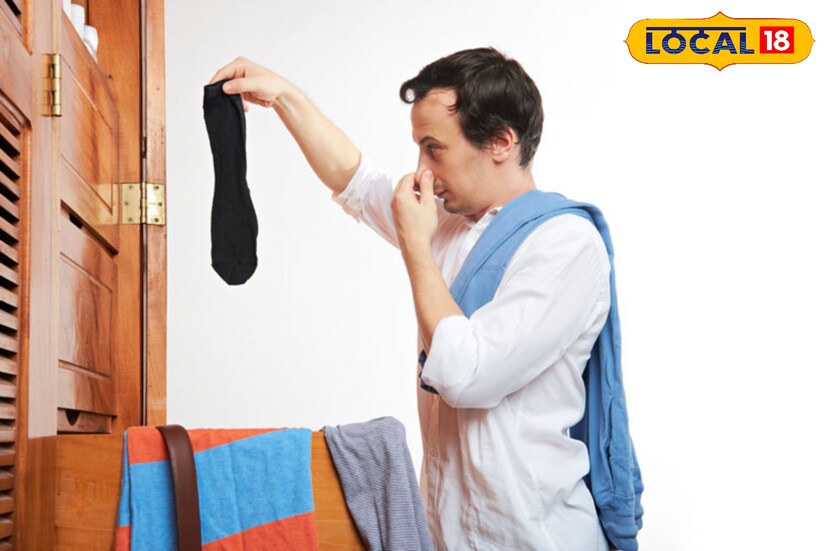 পেডিকিওর এক্সপার্ট রমেশ গুরুং বলেন, চা-কফির নেশা থাকলে এড়িয়ে চলুন। যে কোনও উত্তেজক পানীয় শরীরে হরমোন নির্গমনে সাহায্য করে। ফলে শরীরে হরমোনের ভারসাম্য বিঘ্নিত হয়। তাতে স্নায়ু উত্তেজিত হয় পরোক্ষে! সহজেই ঘাম হয়।