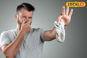 মোজা পরলেই পায়ে বিকট গন্ধ হয়? শরীরের এই সমস্যাই কারণ নয় তো? জানুন কী করবেন