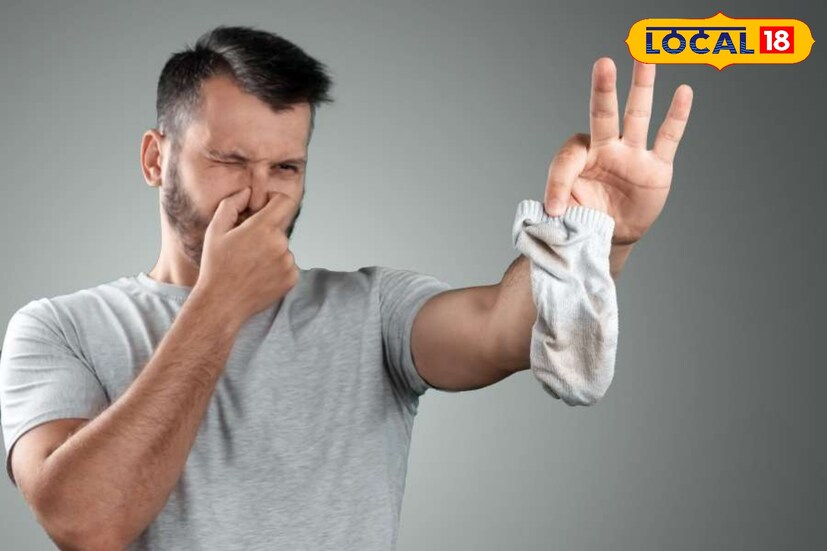 ঘামের গন্ধ থেকে বাঁচতে সুতির মোজা ব্যবহার করুন। সিন্থেটিক মোজা পরলে ঘাম বেশি হয়, সমস্যা আরও বাড়ে।