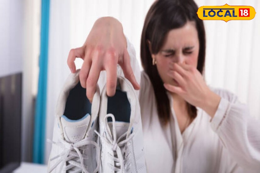 রোজ সময় করে ঈষদুষ্ণ নুন-জলে পা ডুবিয়ে রাখুন মিনিট পনেরো। নুন ছত্রাক দূর করতে সক্ষম। ফলে পা ঘামার সমস্যাকে কমিয়ে দেয় অনেকটাই। একটু সময়সাপেক্ষ হলেও পা ঘামার সমস্যা থেকে রেহাই পেতে নুন-জলের জুড়ি নেই। 