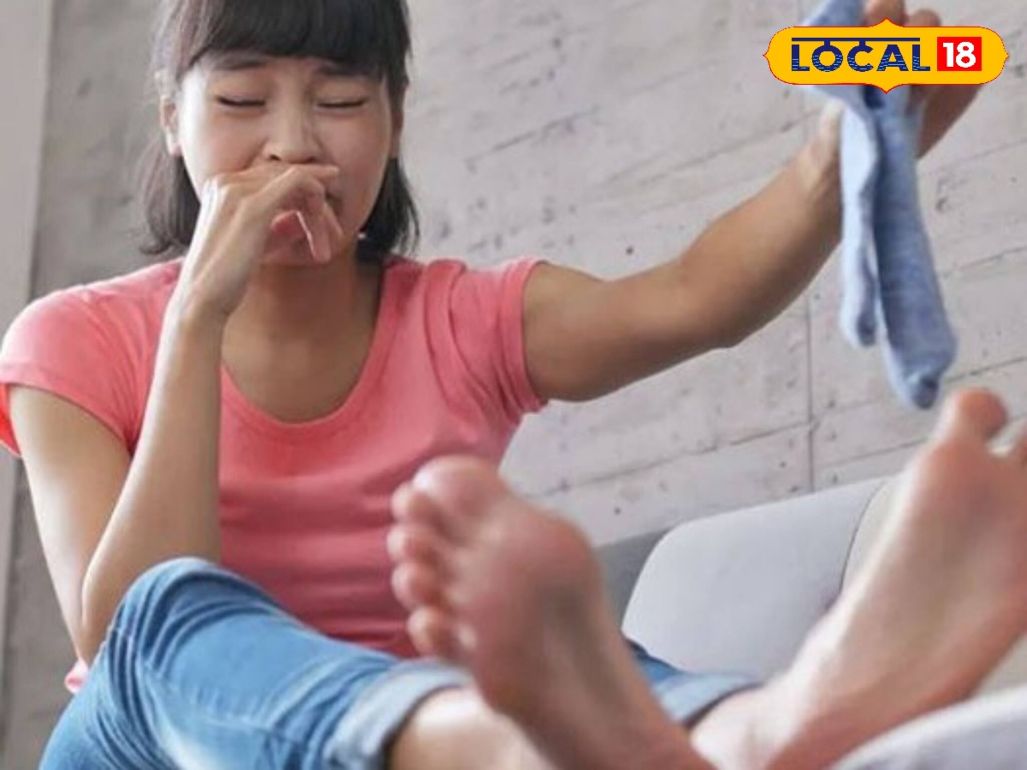 মোজা পরলেই পায়ে বিকট গন্ধ হয়? শরীরের এই সমস্যাই কারণ নয় তো? জানুন কী করবেন