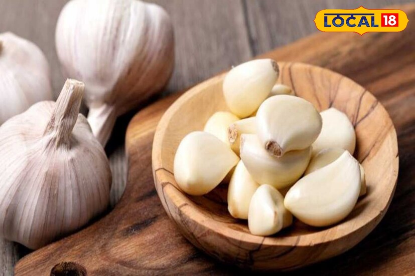 রসুন চিবিয়ে খেলে অ্যালিসিন সক্রিয় হয়। এগুলি শ্বেত রক্তকণিকার ক্ষমতা বাড়িয়ে দেয়, ফলে সাধারণ সর্দি-কাশি যে ভাইরাসের জন্য হয়, সেগুলির বিরুদ্ধে প্রতিরোধ ক্ষমতা গড়ে ওঠে। তাই প্রতি দিন একটি করে রসুনের কোয়া খেতে পারলে সর্দি-কাশি থেকে রক্ষা পেতে পারেন।