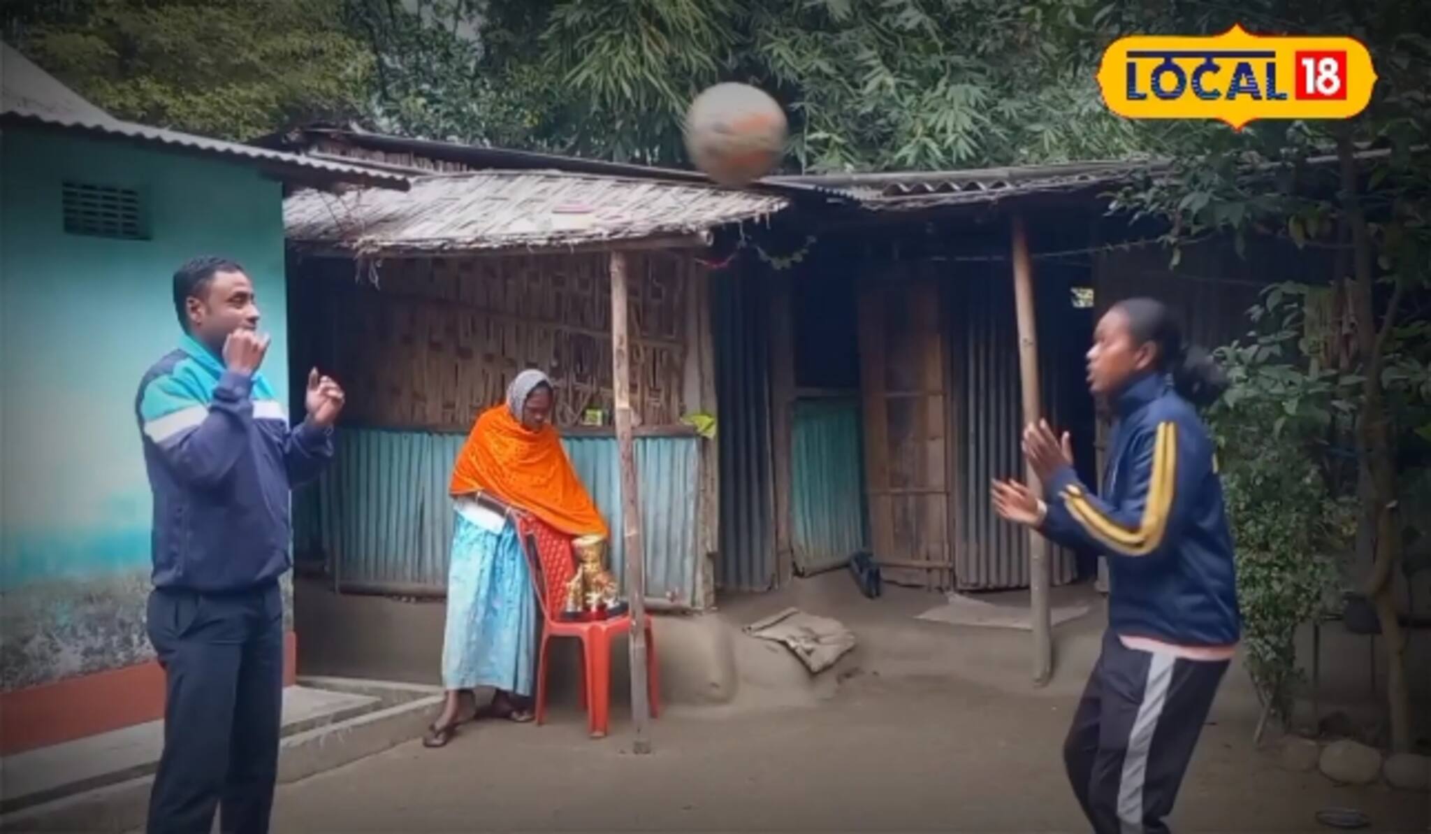 অভাবের সংসারে মেসির ভিডিও দেখে ফুটবল প্রশিক্ষণ! চা-বাগানের মেয়ের বড় কীর্তি