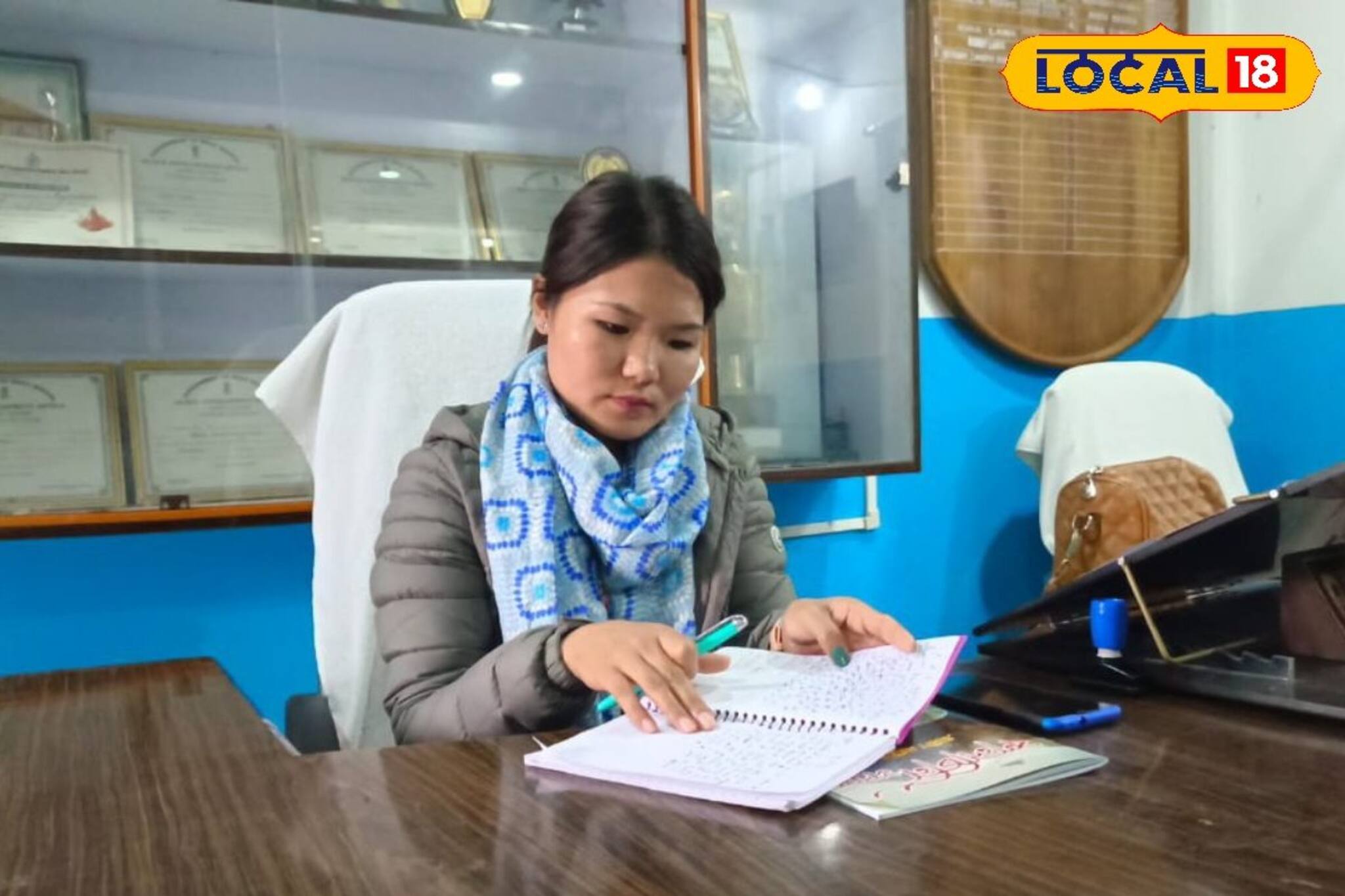 পঞ্চায়েত অফিসের কাজ সামলে করছেন পড়াশোনা...! স্বপ্ন পূরণ হবে পাহাড়ের সোনমের?