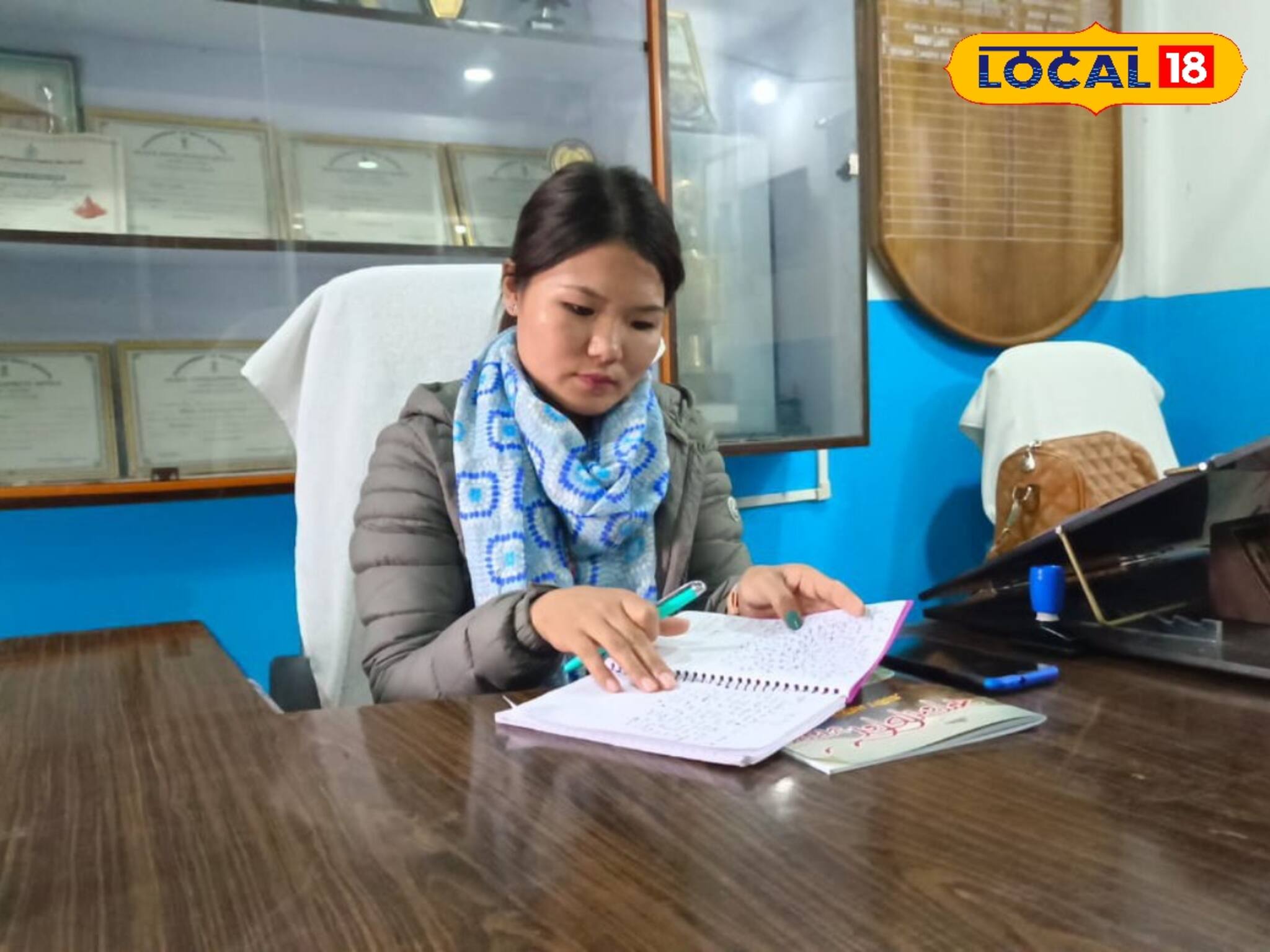 পঞ্চায়েত অফিসের কাজ সামলে করছেন পড়াশোনা...! স্বপ্ন পূরণ হবে পাহাড়ের সোনমের?