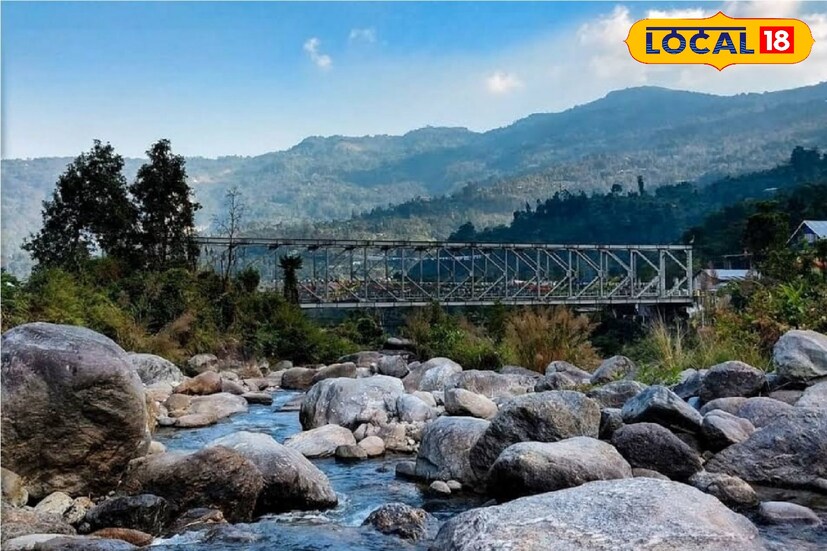 পাহাড়ের কোলে প্রিয়জনের সঙ্গে একান্তে সময় কাটানোর অন্যতম জায়গা হতে পারে যোগীঘাট। দেরি না করে এবারে শীতে ঘুরে আসুন।পাখির কলতান,নদীর জলের স্রোতের শব্দ, চোখ জুড়ানো সবুজে মন ভরে যায় এই জায়গায়। 