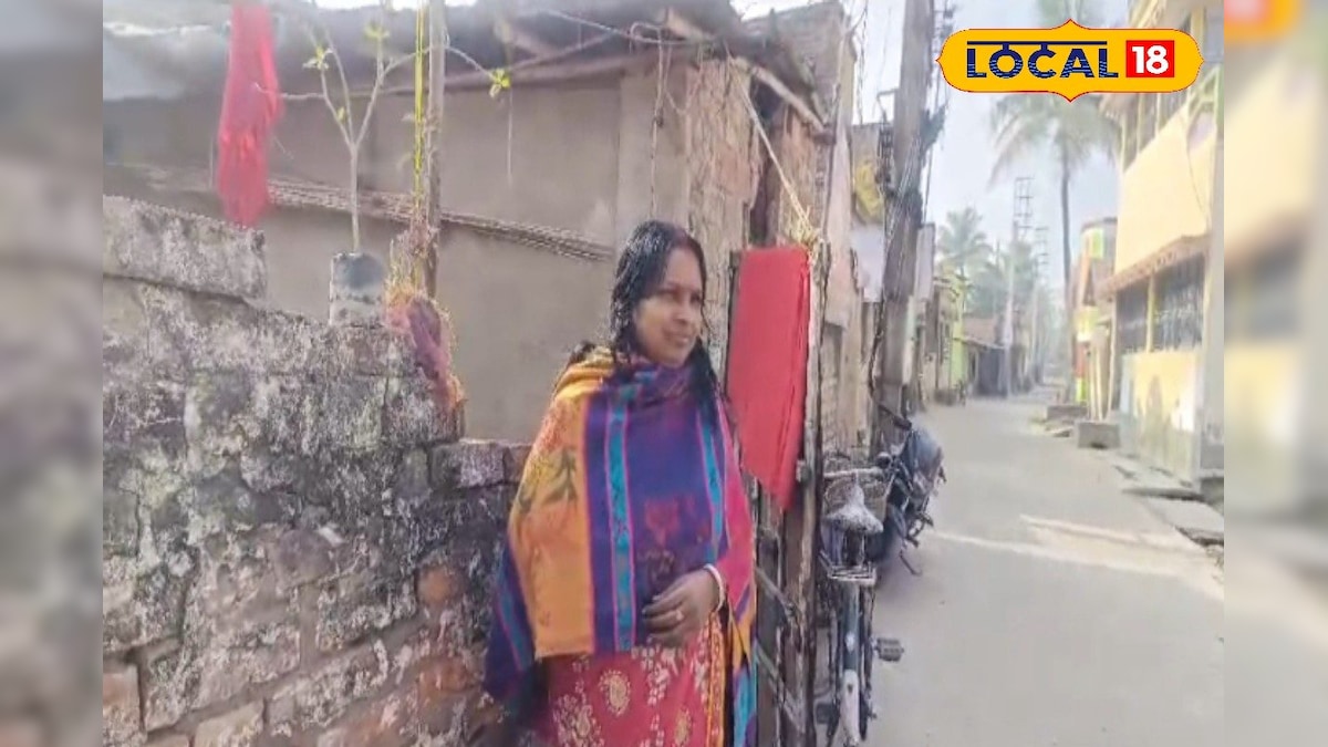 অন্যের ঘরের জন্য তদ্বির করেছেন, নিজে থাকেন ভাঙা ঘরে! কষ্টে দিন‌যাপন পঞ্চায়েত সদস্যার Panchayat member helping others while her own house is not in good condition