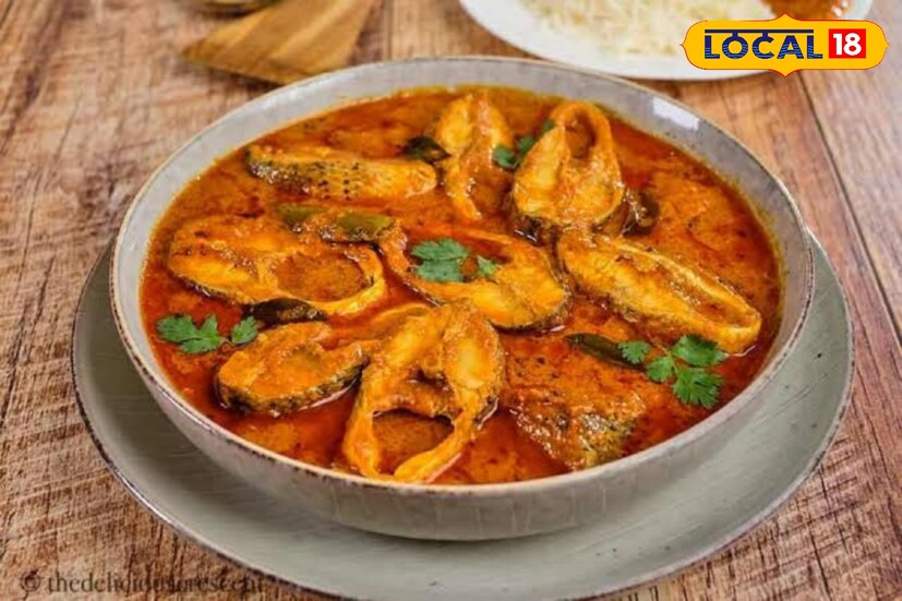 প্রথমে তেল গরম করে মাছ ভেজে নিতে হবে। পরে বাকি মাছ ভাজার তেলের বেশিরভাগ অন্য একটি বাটিতে তুলে নিতে হবে। বাকি তেলে শুকনো লঙ্কা-তেজপাতা ফোড়ন দিতে হবে। এবার পেঁয়াজবাটা, আদাবাটা দিয়ে ভাল করে কষিয়ে নিতে হবে।