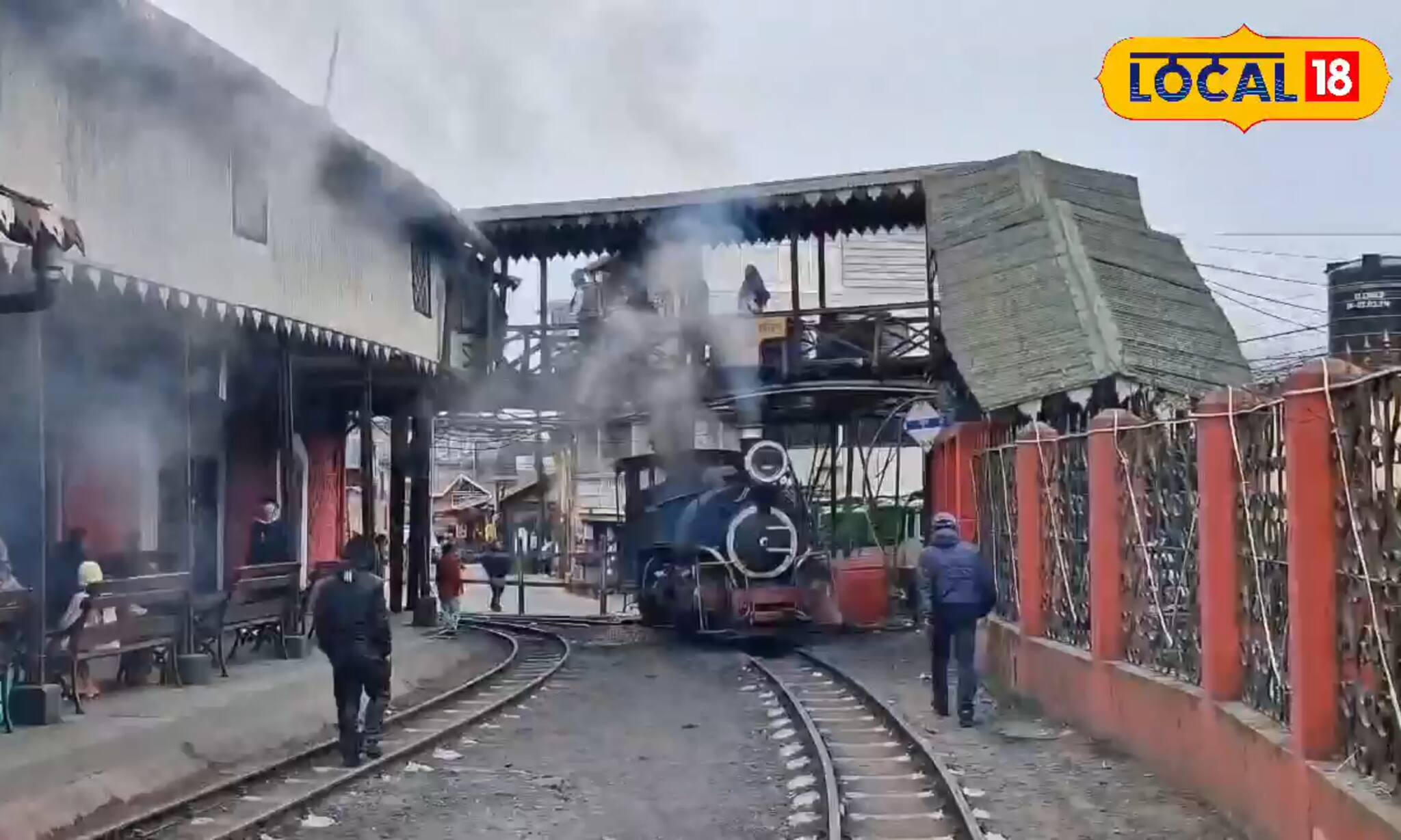 টয়ট্রনের ইতিহাস জানতে যেতে হবে পৃথিবীর সবচেয়ে উচু রেলওয়ে স্টেশন!