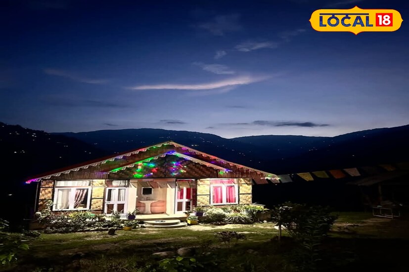 *এই অপরিসীম সৌন্দর্যে অধিকারী এই গ্রামটিতে প্রকৃতি যেন তার সবটুকু উজার করে দিয়েছে। একদিকে তুষার শুভ্র কাঞ্চনজঙ্ঘার সৌন্দর্য। তার সঙ্গে প্রকৃতির অপরিসীম সৌন্দর্য। পাহাড়, জঙ্গল, তার সঙ্গে পাইন, দেবদারু গাছের সমাহার। অসাধারণ লাগবে। পাহাড়ের বাঁকে বাঁকে চলে গিয়েছে রাস্তা। সেখানে ভিলেজ ওয়াকে যেতে পারেন। অসাধারণ কাটবে দুপুরটা।