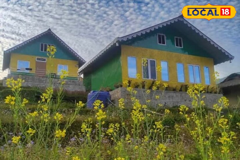 *সন্ধে থেকে হোমস্টের ব্যালকনিতে শিরশিরে শীতের বাতাস গায়ে মেখে দেখতে পাবেন রাতের পাহাড়ের অপরিসীম সৌন্দর্য। অসাধারণ লাগবে সেই সৌন্দর্য। মনে হবে এক রাশ হিরে কেউ ছড়িয়ে দিয়েছে সেখানে। অসাধারণ সৌন্দর্য উপভোগ করা যায় সেখানে। মন ভাল হয়ে যাবে। কাজেই আর দেরি না করে সেখান থেকে ঘুরে আসুন।