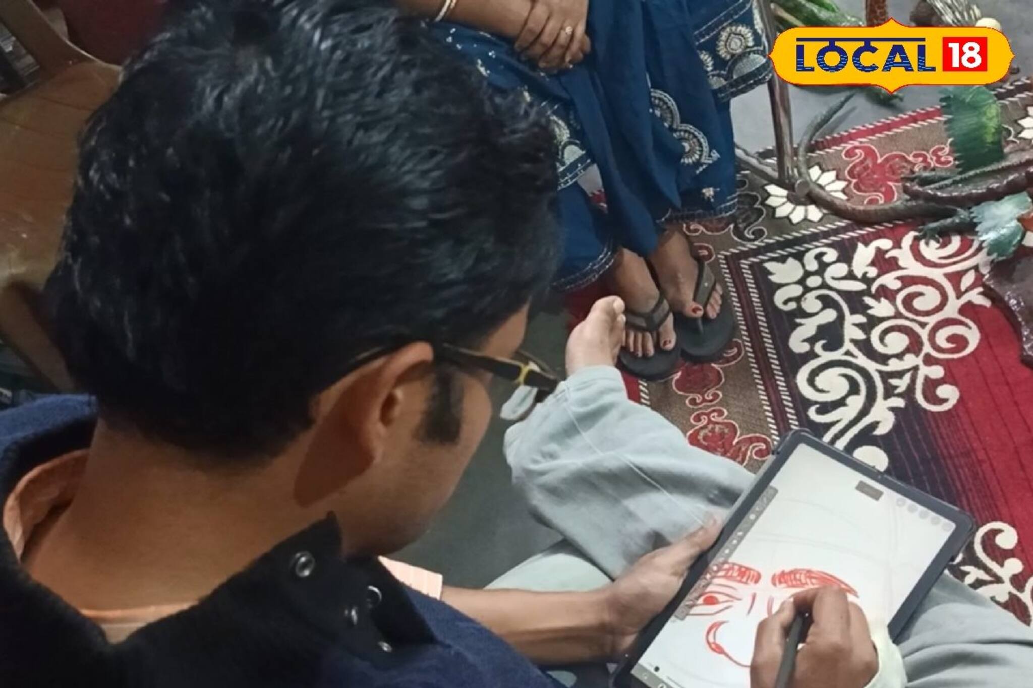 কার্টুন চরিত্র এঁকেই সবার মন জিতেছেন এই প্রাথমিক স্কুলের শিক্ষক