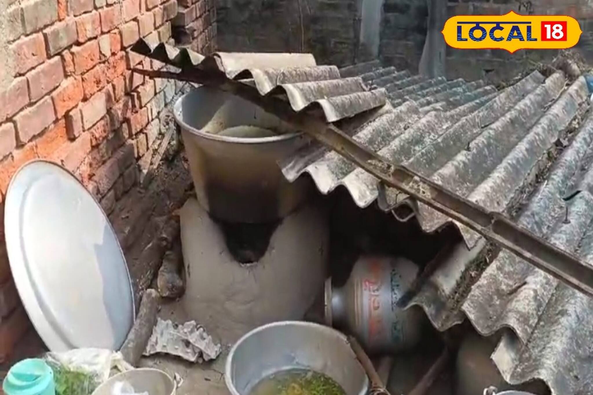 হুড়মুড়িয়ে ভেঙে পড়ল স্কুলের ছাদ! অ্যাসবেস্টর ভেঙে আহত ২ শিশু, বাসন্তীতে শোরগোল