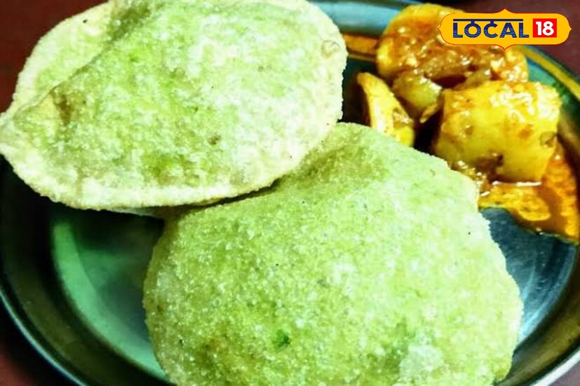 কড়াইশুঁটি হালকা তেলে নেড়ে নিতে হবে।এতে কড়াইশুটির সবুজ গন্ধ দূর হয়ে যাবে। এরপর কড়াইশুঁটি মিহি করে পেস্ট করে নিতে হবে। 