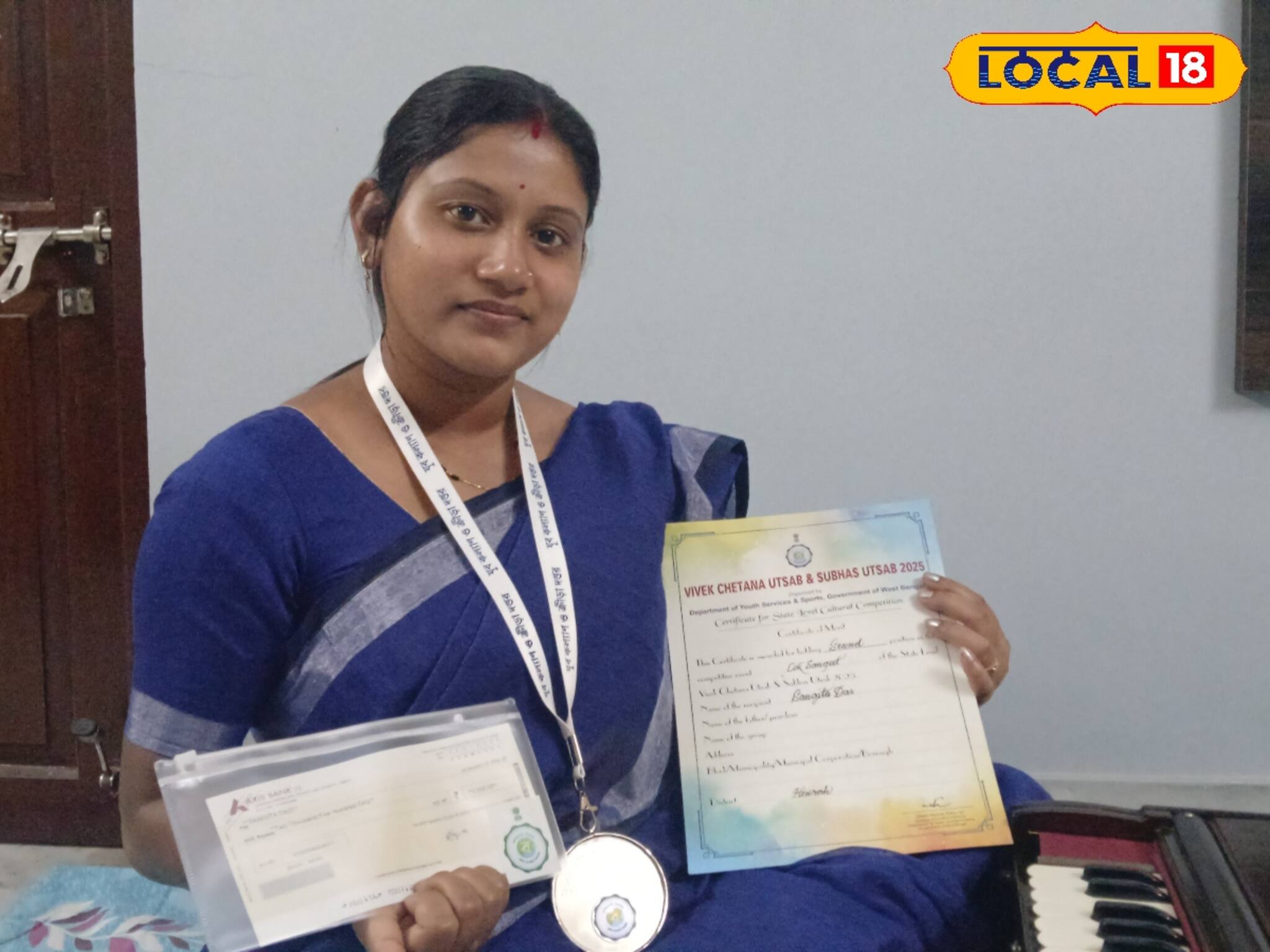 গান লিখেছেন, সুরও দিয়েছেন....ঘরকন্না সামলেই সঙ্গীত চর্চায় তাক লাগালেন গৃহবধু