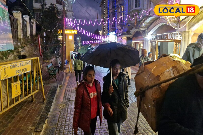 আই এম ডি অনুযায়ী, আগামী ৪-৫ দিন উত্তরের উপরের দিকের জেলাগুলিতে হালকা থেকে মাঝারি বৃষ্টির পাশাপাশি শীত আরো বাড়বে, চলতি সপ্তাহের উইকেন্ডেই তুষারের চাদরে মুড়তে পারে দার্জিলিং। 