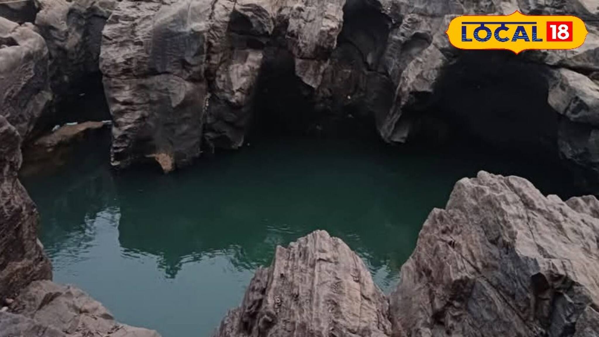 Travel: সবুজ রঙা জলপ্রপাত! বাংলার বুকে এই জায়গায় পৌঁছলেই মনে হবে যেন পা রাখলাম চাঁদের মাটিতে! কলকাতার কাছেই রয়েছে