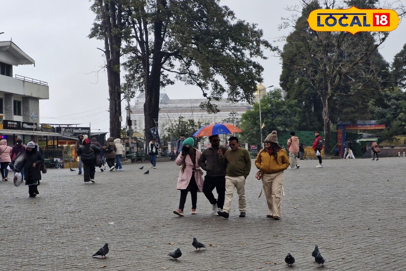 *বৃষ্টি যেন পিছু ছাড়ছে না,চারিদিকে ঘন কুয়াশা মেঘে ঢাকা আকাশ তার মাঝেই হালকা রোদ। কনকনে উত্তুরে হাওয়ায় জাকিয়ে শীতে নাজেহাল উত্তরবঙ্গবাসী। দিন গড়ানোর সঙ্গে সঙ্গে ফের হালকা থেকে মাঝারি বৃষ্টির পূর্বাভাস জারি শৈলশহরে।