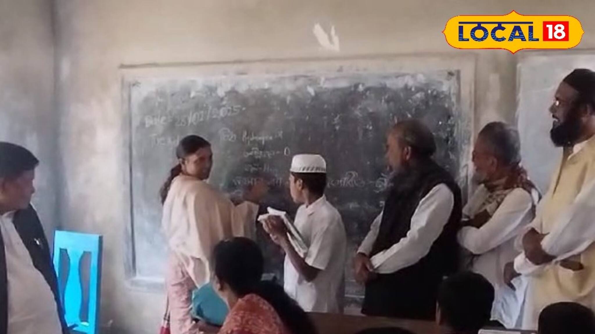 পড়া বোঝাচ্ছেন জেলাশাসক! ছাত্রদের সঙ্গে ক্লাস করছেন  সভাধিপতি ও বিধায়ক!