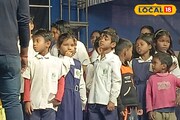 বইমেলায় আসা পড়ুয়াদের হাতে তুলে দেওয়া হচ্ছে উপহার, উলুবেড়িয়ায় নজিরবিহীন ঘটনা