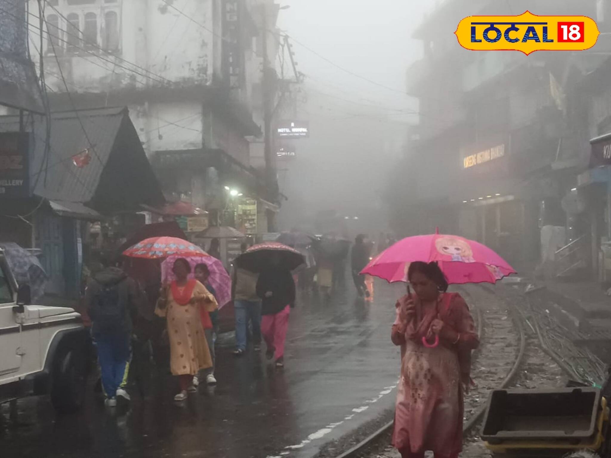 রোদের দেখা নেই, ঘন কুয়াশায় কাঁপছে পাহাড়! ঠান্ডা সঙ্গে বৃষ্টির পূর্বাভাস শৈল শহরে