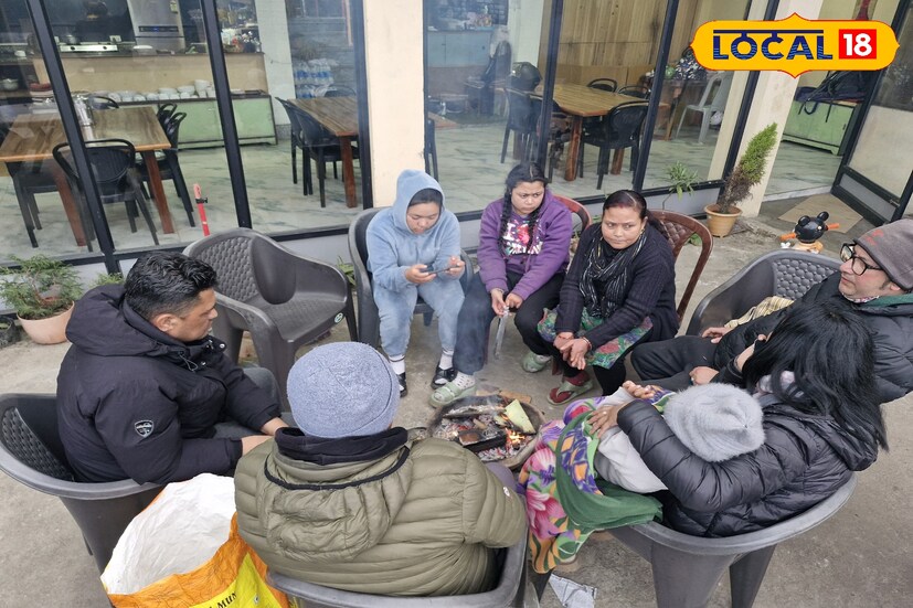 হাওয়া অফিসের পূর্বাভাস অনুযায়ী বৃষ্টির পরেই হু হু করে কমবে পারদ ফের একবার হাড় কাঁপানো ঠান্ডায় কাঁপবে গোটা উত্তরবঙ্গবাসী। ঘন কুয়াশার এলার্টের পাশাপাশি বৃষ্টির মাঝেই বরফের চাদরে ঢাকতে পারে শৈল রানী দার্জিলিং।