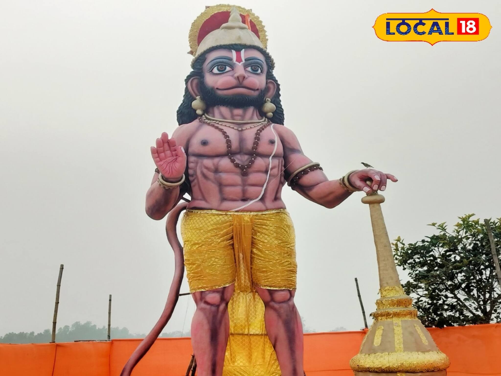 বাংলাদেশে অশান্তির মাঝেই বাংলাদেশ সীমান্তে বিশাল বজরঙ্গবলী, চমকে দিলেন সীমান্তবাসীরা