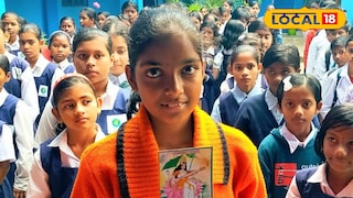 আমন্ত্রণপত্র হাতে মামনি