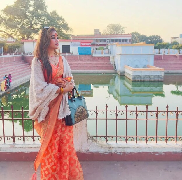 হর্ষার একটি ভিডিও ভাইরাল হয়েছে সোশ্যাল মিডিয়ায়। সেখানে তাঁকে প্রশ্ন করা হয়, “আপনি কোথা থেকে এসেছেন?” উত্তরে হর্ষা জানান, তিনি উত্তরাখণ্ড থেকে এসেছেন। আচার্য মহামণ্ডলেশ্বরজির শিষ্যা। এরপর কিছুটা আশ্চর্যের সুরে প্রশ্নকর্তা জানতে চান, “আপনি এত সুন্দর, কখনও মনে হয়নি সাধ্বী জীবন ছেড়ে…”।