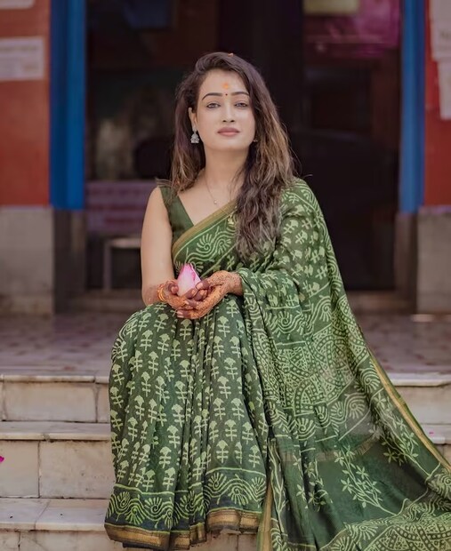 তাঁর ছবি আর ভিডিও ভাইরাল সোশ্যাল মিডিয়ায়। কিন্তু কে এই সাধ্বী? কী তাঁর পরিচয়? জানা গিয়েছে, তরুণীর নাম হর্ষা রিছাড়িয়া। তিনি আচার্য মহামণ্ডলেশ্বর স্বামী কৈলাশানন্দগিরিজি মহারাজের শিষ্যা। দু’বছর আগে সাধ্বী হয়েছেন। তাঁর ইনস্টাগ্রাম অ্যাকাউন্ট ঘেঁটে দেখা যাচ্ছে, হর্ষা একজন সোশ্যাল মিডিয়া ইনফ্লুয়েন্সারও। হর্ষার ইনস্টাগ্রাম অ্যাকাউন্ট দেখে অবাক হয়ে গিয়েছেন নেটিজেনরা। সেখানে লেখা ‘অ্যাঙ্কর হর্ষা রিছাড়িয়া’।