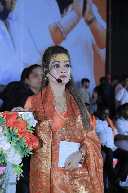 তিনি সত্যিই সন্ন্যাসিনীর জীবন গ্রহণ করেছেন বা না করুন, তাঁর সৌন্দর্যে মজেছেন অনেকেই। তাঁকে নিয়ে কৌতূহলও তৈরি হয়েছে নেটিজেনদের মধ্যে। (Photo: Instagram)