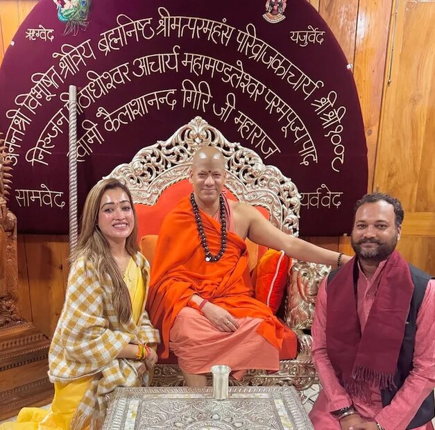 স্মিত হেসে হর্ষা জানান, তাঁর যা করার ছিল তিনি করেছেন। তারপরেই তিনি সাধ্বীর জীবন বেছে নিয়েছেন। প্রশ্নকর্তা পাল্টা জানতে চান, “কিসের জন্য সাধ্বী হয়ে গেলেন?” এককথায় এর উত্তর দেন হর্ষা, “শান্তি।” সোজা কথায়, দু’দণ্ড ‘শান্তি’র খোঁজেই সাধ্বী হওয়ার সিদ্ধান্ত নিয়েছেন হর্ষা। তাঁর এমন উত্তর শুনে চমকে গিয়েছেন অনেকেই। হর্ষার ইনস্টাগ্রাম অ্যাকাউন্টে এখনও তাঁর পুরনো অনেক ভিডিও রয়েছে। সেখানে অ্যাঙ্করিং করতে দেখা যাচ্ছে হর্ষাকে। পুরনো সেই সব ভিডিও নতুন করে ভাইরাল হচ্ছে সোশ্যাল মিডিয়ায়।