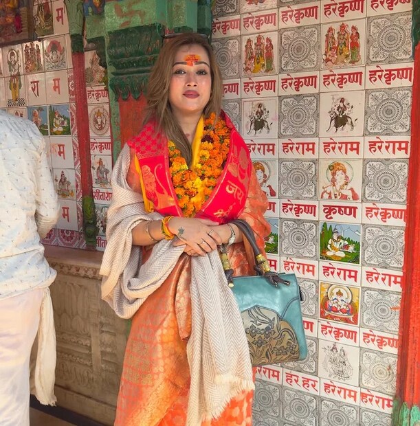 আসলে সাধ্বীর জীবন বেছে নেওয়ার আগে হর্ষা ছিলেন একজন সেলেব্রিটি অ্যাঙ্কর। পাশাপাশি নামী মডেলও। এখানেই শেষ নয়। হর্ষার আরও কিছু পরিচয় রয়েছে। তিনি মেকআপ আর্টিস্ট এবং যোগা ট্রেনারের কাজও করেছেন। সুনামও কুড়িয়েছেন বিস্তর। কিন্তু কী এমন হল যে সেই ঝলমলে জীবন ছেড়ে সাধ্বী হওয়ার সিদ্ধান্ত নিলেন? 