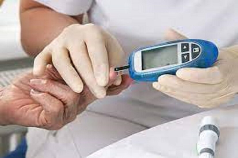 খাবার দাবারের পাঁচ ঘণ্টা পরেও ব্লাডসুগার ৪০০ পর্যন্ত থাকে সেক্ষেত্রে বলাই যেতে পারে ব্লাডসুগার হাই বলে ৷ সেই ক্ষেত্রে চিকিৎসকের পরামর্শ নিয়ে ওষুধপত্র খেতে হবে ৷ প্রতীকী ছবি ৷