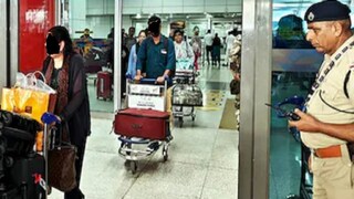 ইন্দিরা গান্ধি আন্তর্জাতিক বিমানবন্দরে পৌঁছতেই একপাশে ডেকে নিয়ে গেল কাস্টমস