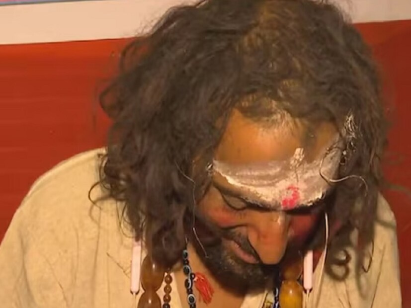 আইআইটি বাবাকে ট্রোল করে একজন সোশ্যাল মিডিয়ায় লিখেছেন, ‘সে বিশ্বাস করে কর্মফলে, আমরা বিশ্বাস করি রোহিত শর্মাকে।’ আরও একজন লিখেছেন, ‘বেশি পড়াশোনা করাও ক্ষতিকর।’ 