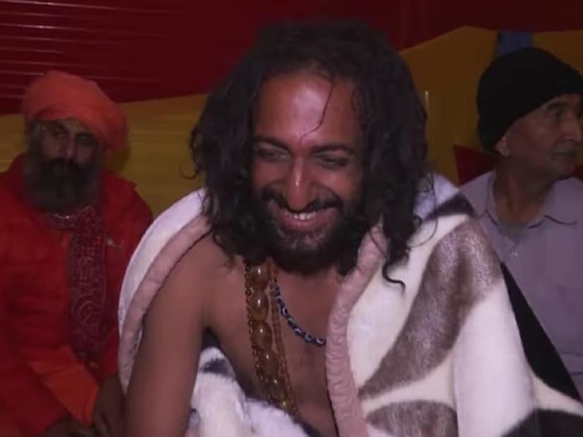 মহাকুম্ভ থেকেই শিরোনামে উঠে এসেছেন আইআইটি বাবা। ভাইরাল হয়েছে তার একের পর এক কাণ্ড। কিন্তু ভারত-পাকিস্তান ম্যাচ নিয়ে করা ভবিষ্যদ্বাণী মিথ্য়ে হতেই নেটদুনিয়ায় রোষের মুখে আইআইটি বাবা।