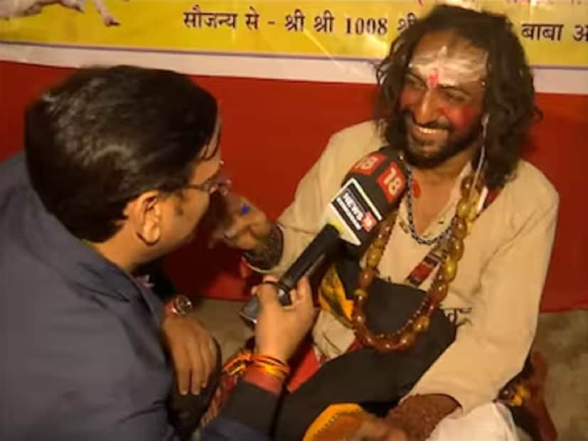 অভয় সিং কে?আখড়া থেকে বহিষ্কৃত হওয়ার আগে আইআইটিয়ান বাবা নামে পরিচিত অভয় সিং ছিলেন জুনা আখড়ার মহন্ত সোমেশ্বর পুরীর শিষ্য। তিনি মুম্বাই আইআইটি থেকে অ্যারোস্পেস ইঞ্জিনিয়ারিং পড়াশোনা করেছেন, এরপর কিছুদিন কাজ করার পর তা ছেড়ে আধ্যাত্মিক জগতে প্রবেশ করেন। বর্তমান মহাকুম্ভ মেলায় হাজার হাজার সংবাদকর্মী এবং সোশ্যাল মিডিয়া ইনফ্লুয়েন্সাররা তাঁর সঙ্গে সাক্ষাৎ করতে আসছেন। তার মধ্যেই দানা বাঁধল নতুন বিতর্ক। 