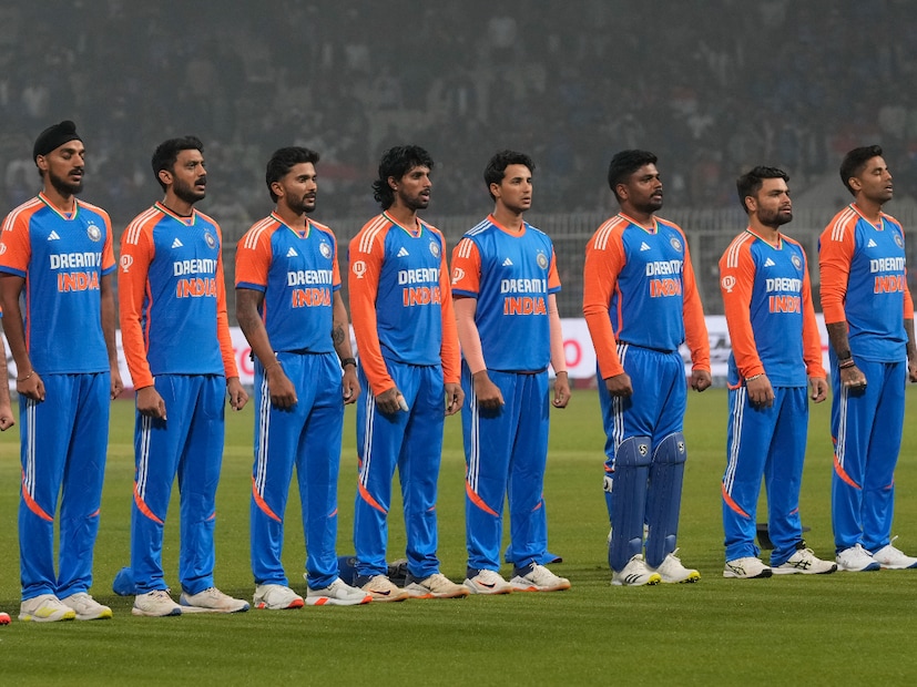তৃতীয় ম্যাচে রাজকোটে ভারতের প্রথম একাদশ কেমন হবে তা নিয়ে জল্পনা রয়েছে। বিশেষ করে মহম্মদ শামি তৃতীয় ম্যাচেও দলে জায়গা পাবেন কিনা সব থেকে বড় প্রশ্ন সেটাই। এছাড়া ব্যাটিং লাইনেও হতে পারে পরিবর্তন।